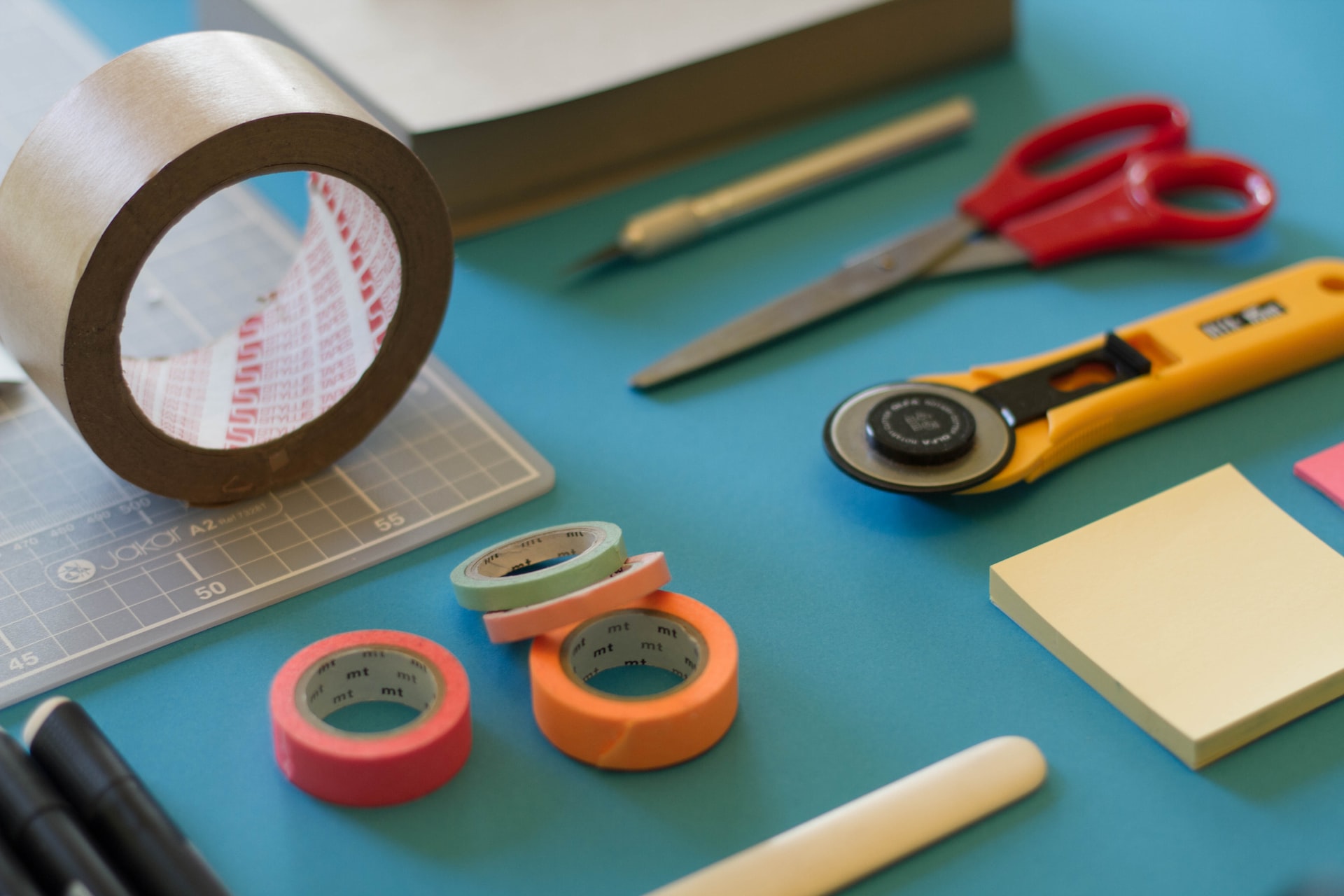 Sala de aula em inglês veja o nome de todos os objetos (classroom objects) (Imagem: Jo Szczepanska/Unsplash)
