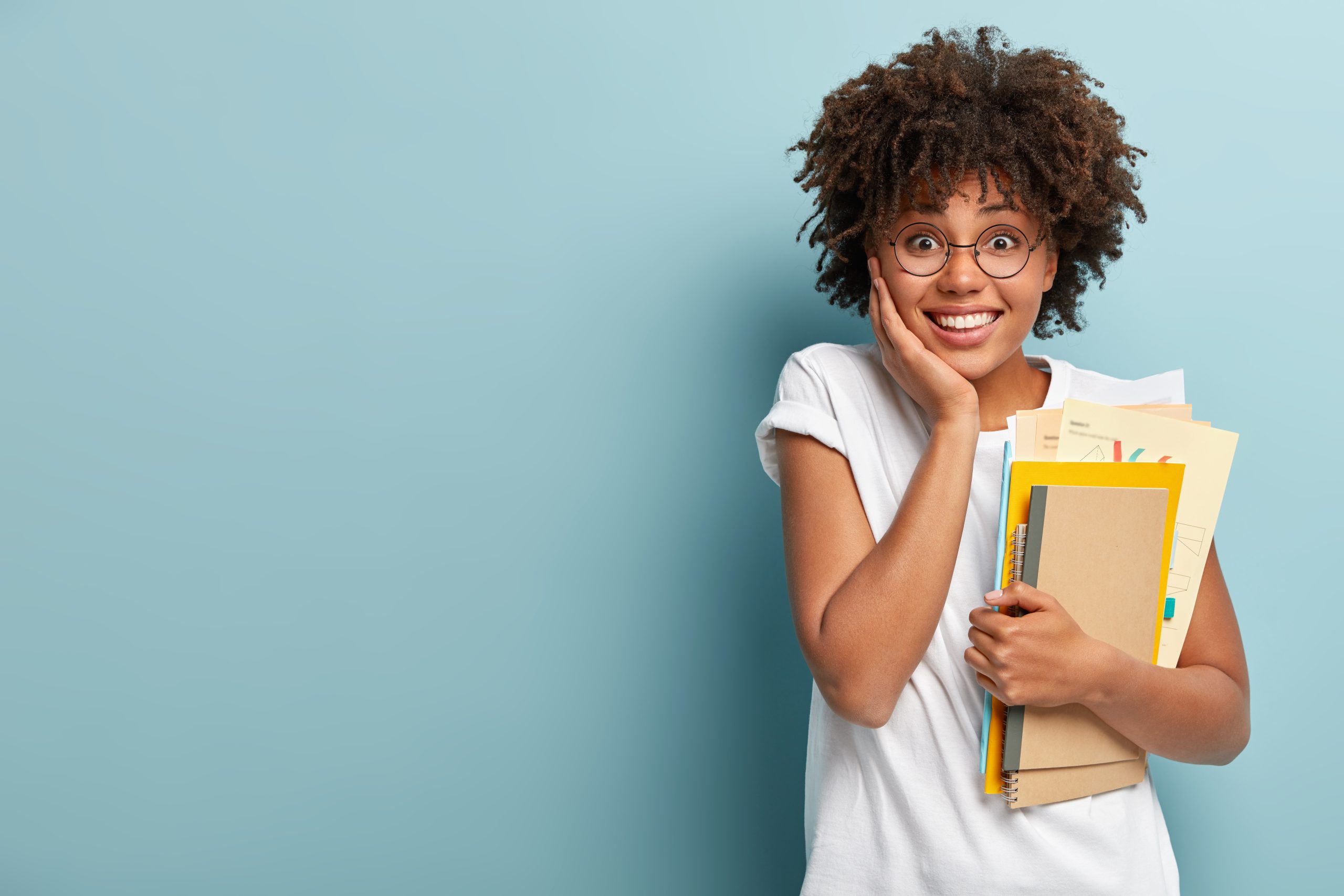 O programa Jovem Aprendiz é projetado para ajudar os jovens de 14-24 anos a ganhar experiência de trabalho e habilidades técnicas.